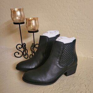 Journee collection Black ankle booties with back zip up Size 6 NWOT